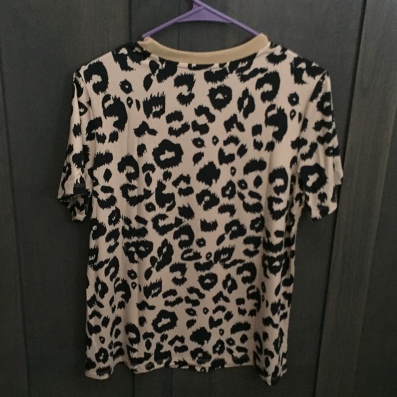 Last 1 ! 🌟Leopard Buttery Soft T-Shirt Style Top - Picture 4 of 5